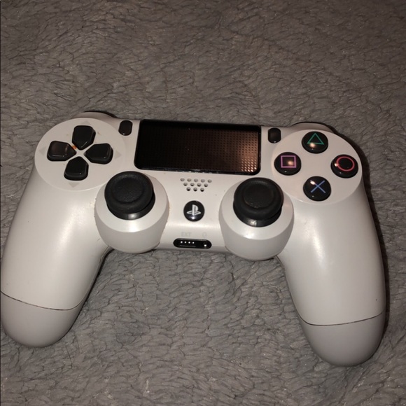 It comes with Madden 21 head set ps4 all the cables and the Controller